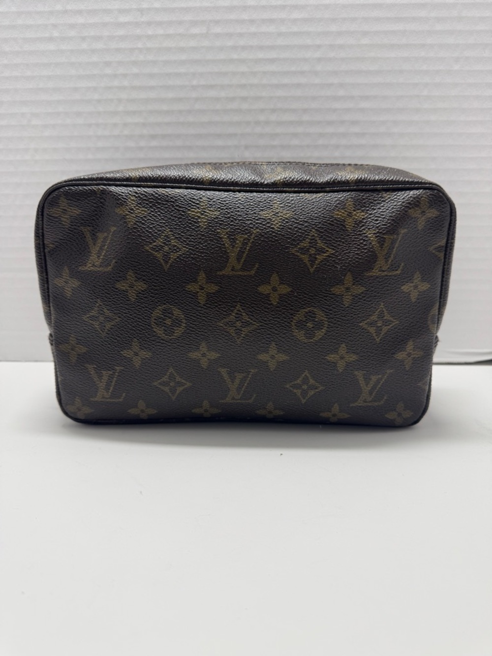 LOUIS VUITTON
Monogram Trousse Toilette 23